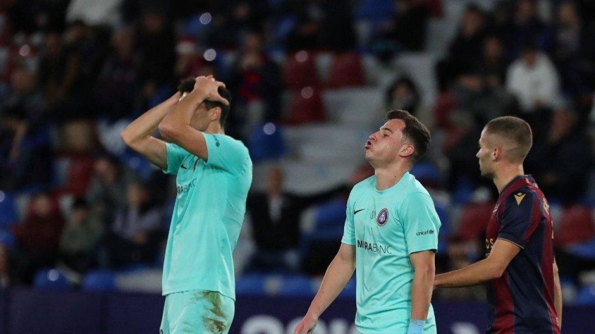 Jugadors de l'Andorra lamentant una ocasió