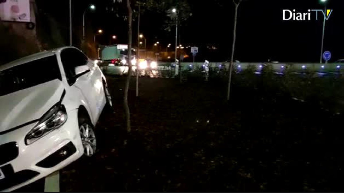 Accident entre dos cotxes davant de la Portalada