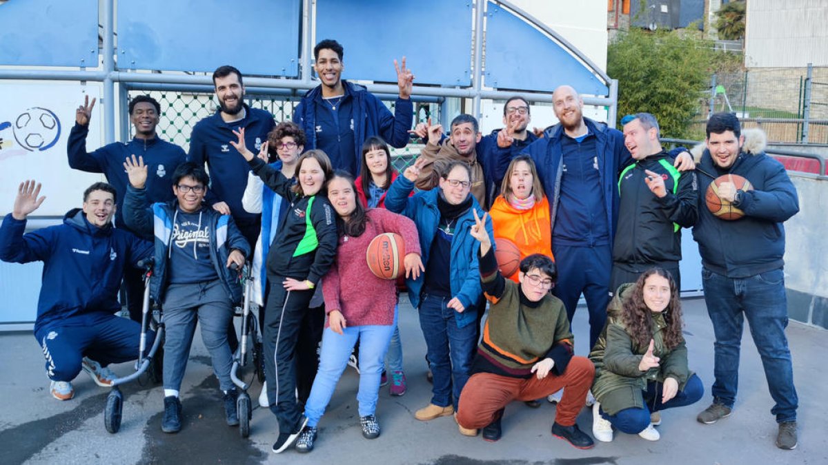 Els jugadors del MoraBanc Andorra amb alguns joves de l'escola de Meritxell.