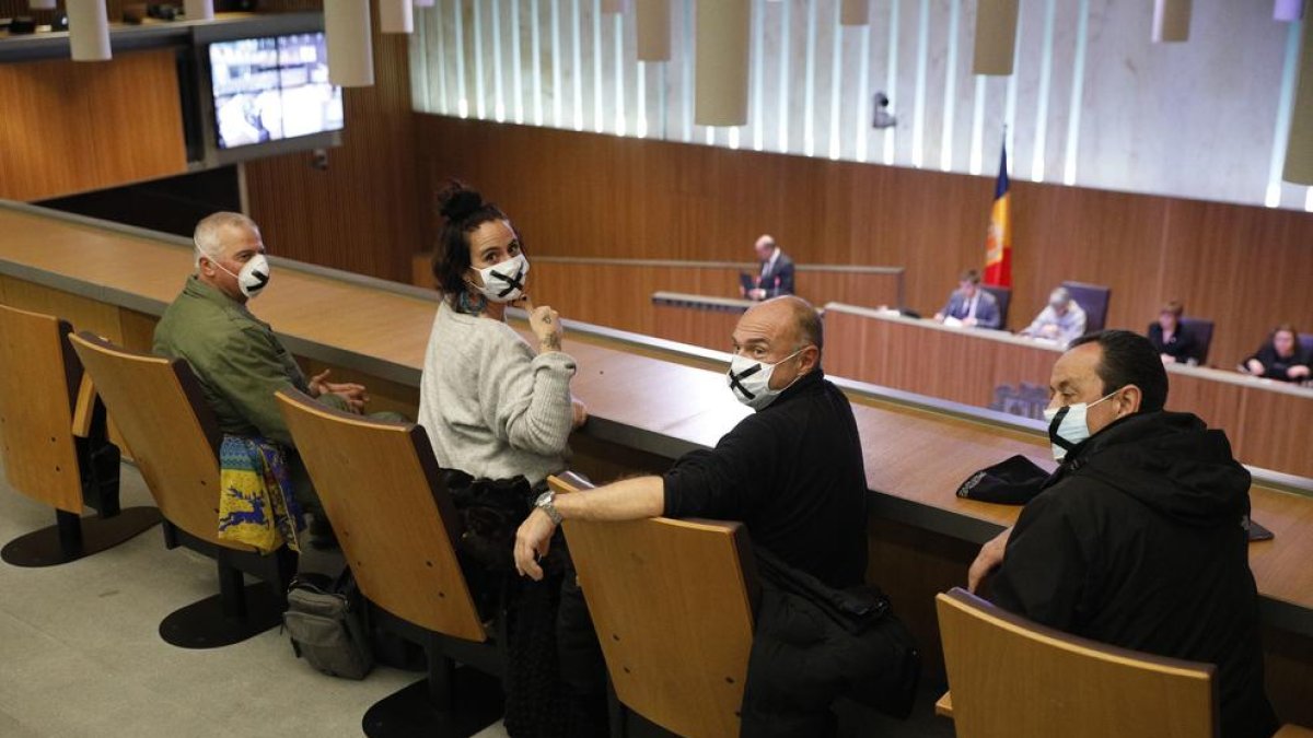 Els quatre representants sindicals avui al Consell en la protesta silenciosa