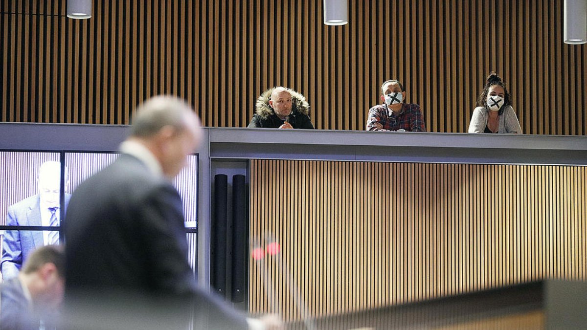 Els representants sindicals ahir al Consell General.