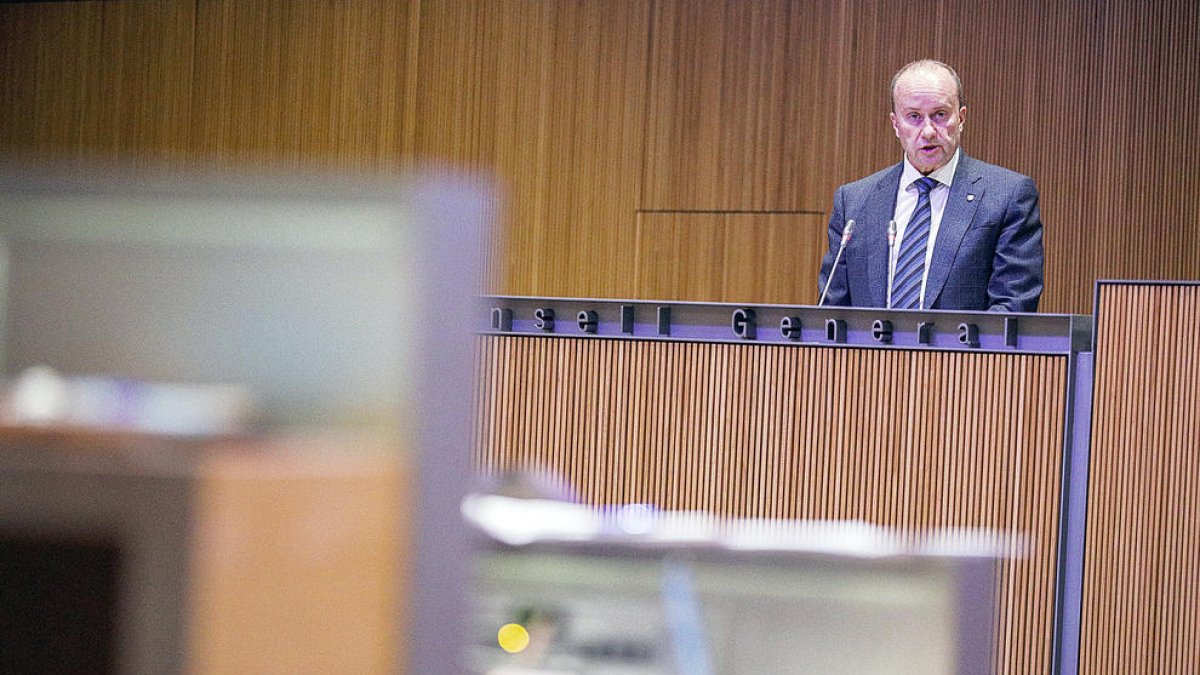 El ministre Rossell durant la sessió d'ahir.