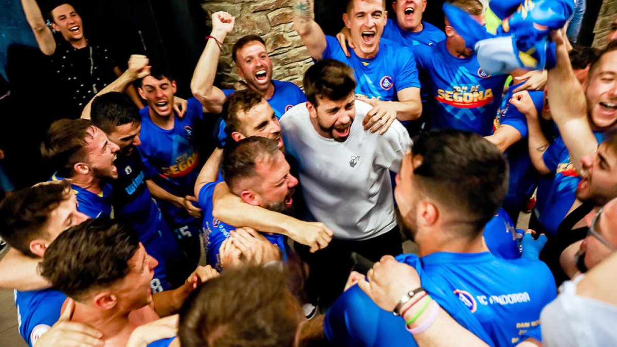 Els futbolistes celebrant l'ascens amb Gerard Piqué.