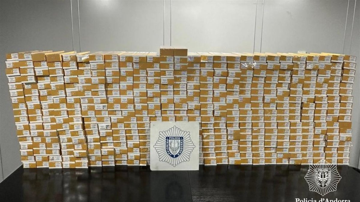 El tabac de contraban descobert per la policia en un doble fons al Pas de la Casa