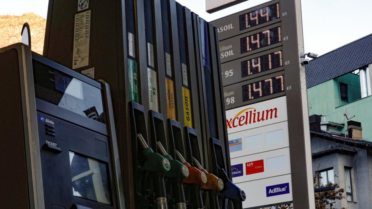 Una benzinera del Principat, ahir al matí.