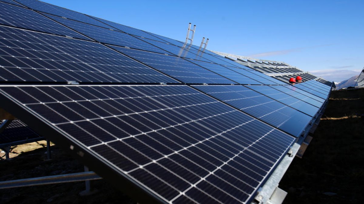 Els panells solars del planell de la Tosa van ser l'origen del conflicte.