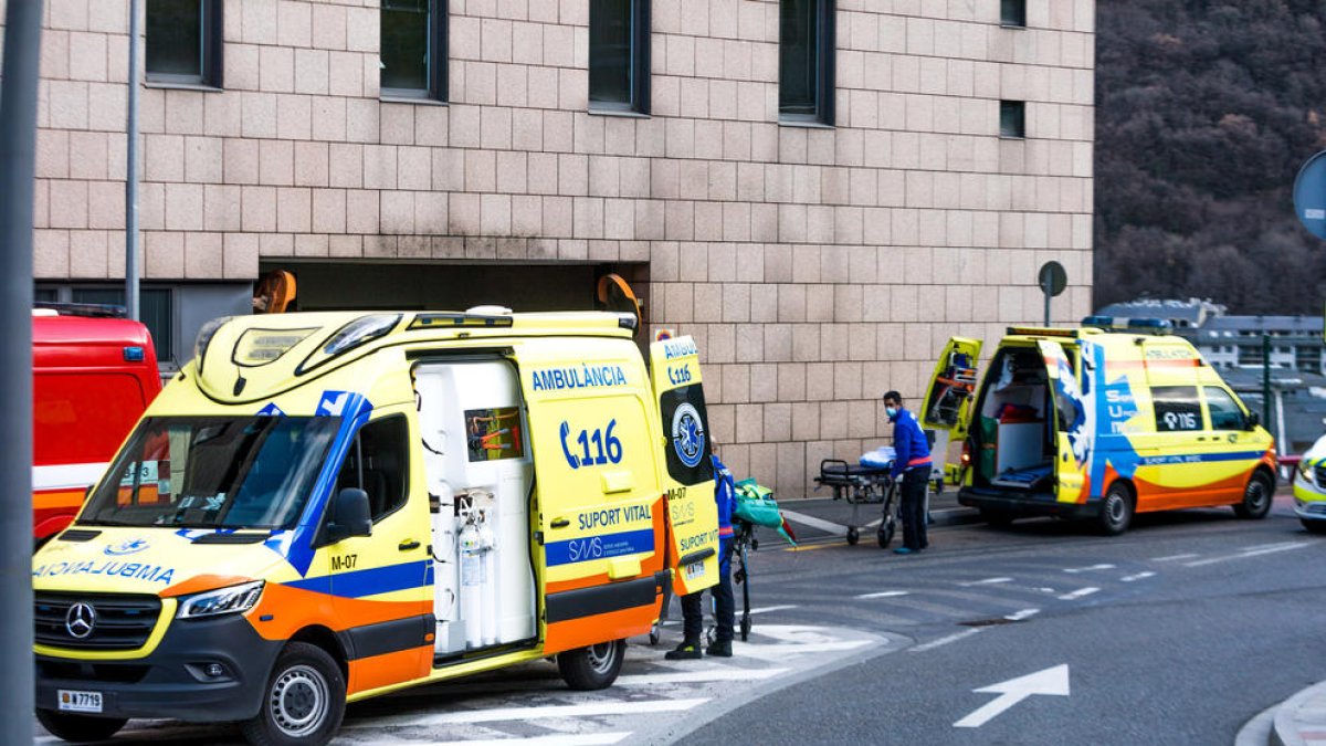 Ambulàncies a la porta de l'hospital.