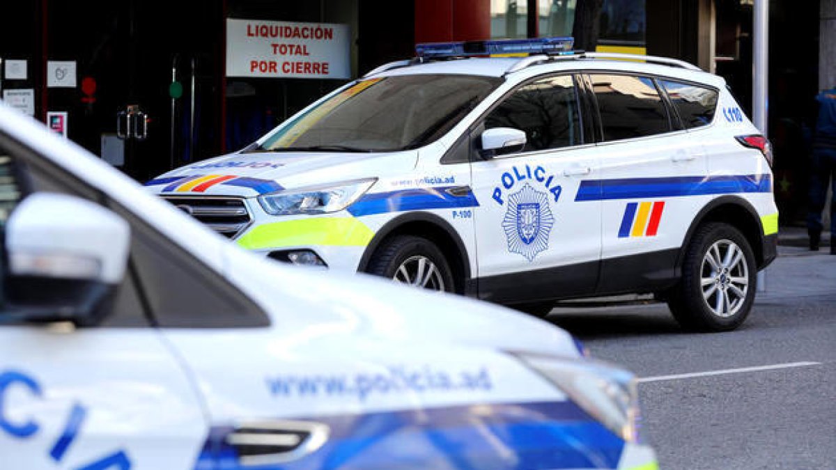 Dos vehicles de la policia.