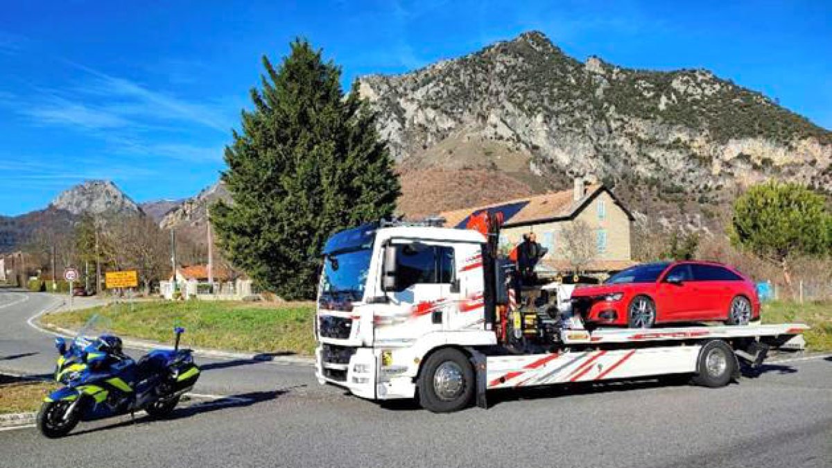 El cotxe comissat pels agents.