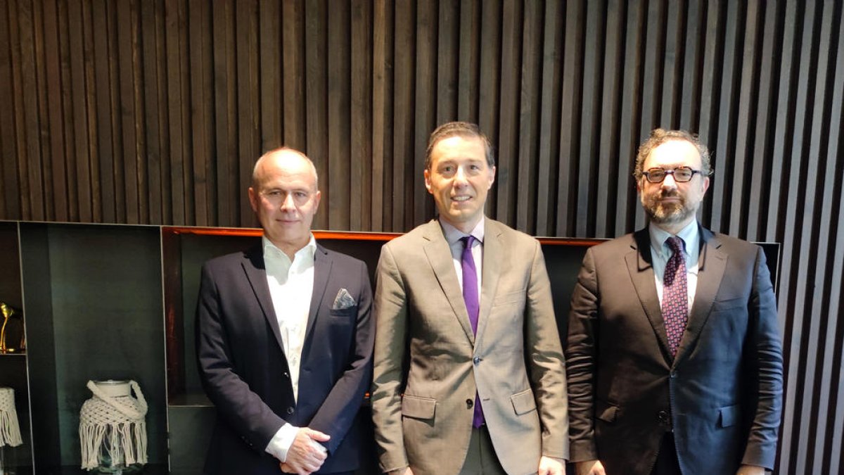 Patrick Dumont, Fernando Casal i Juli Minoves el dia de la presentació del llibre.