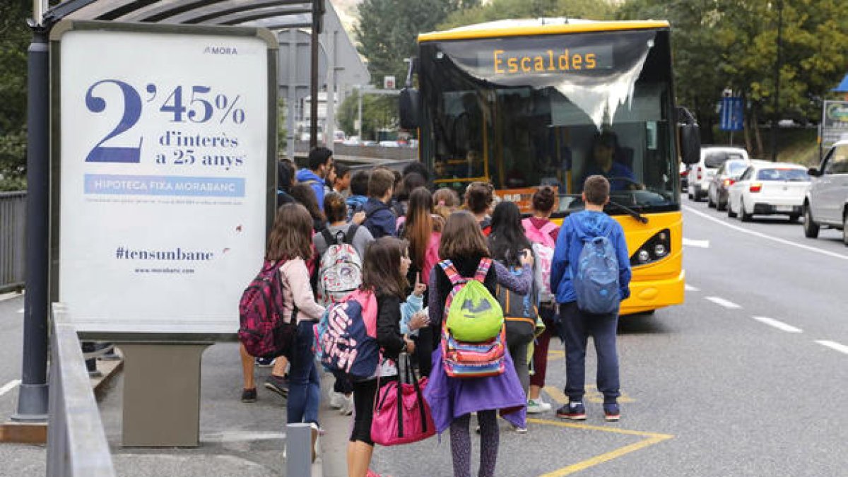 Infants al transport escolar.