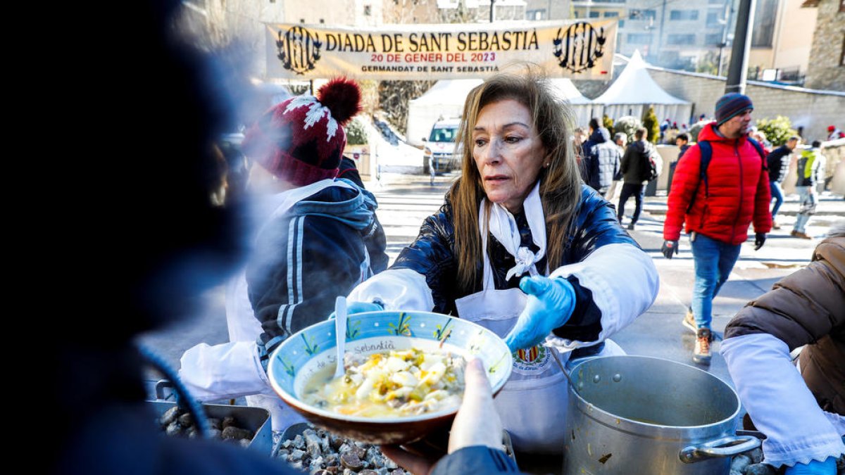 La plaça de la Germandat es va omplir de ciutadans que volien degustar l'àpat.