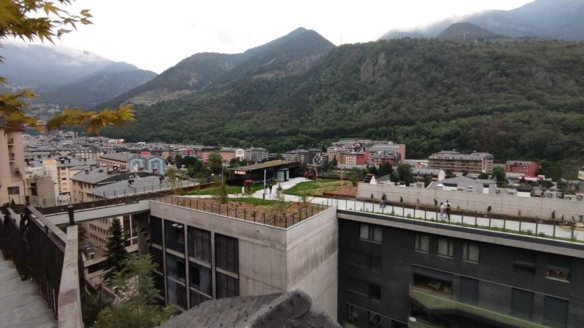 La passarel·la amb accés a la plaça del Poble i a l'avinguda Meritxell des de Prat de la Creu
