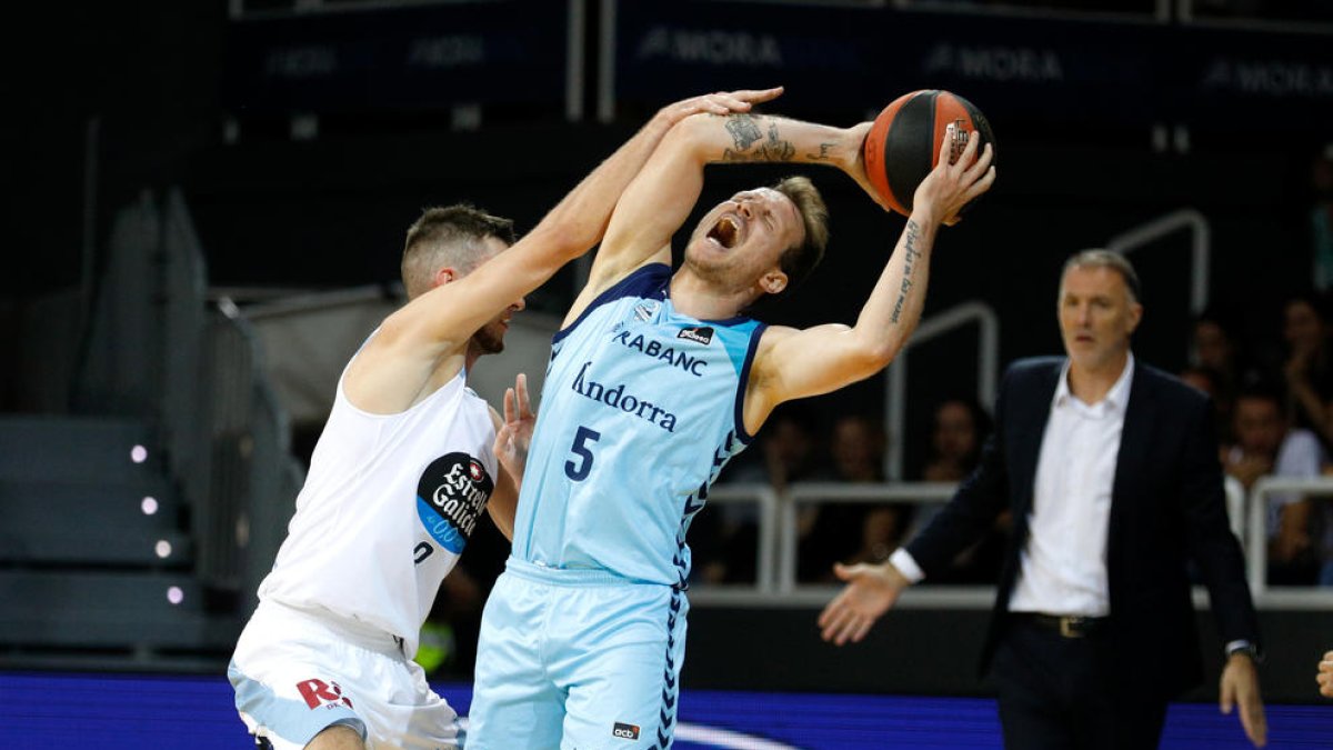 Rafa Luz, en una acció del partit.