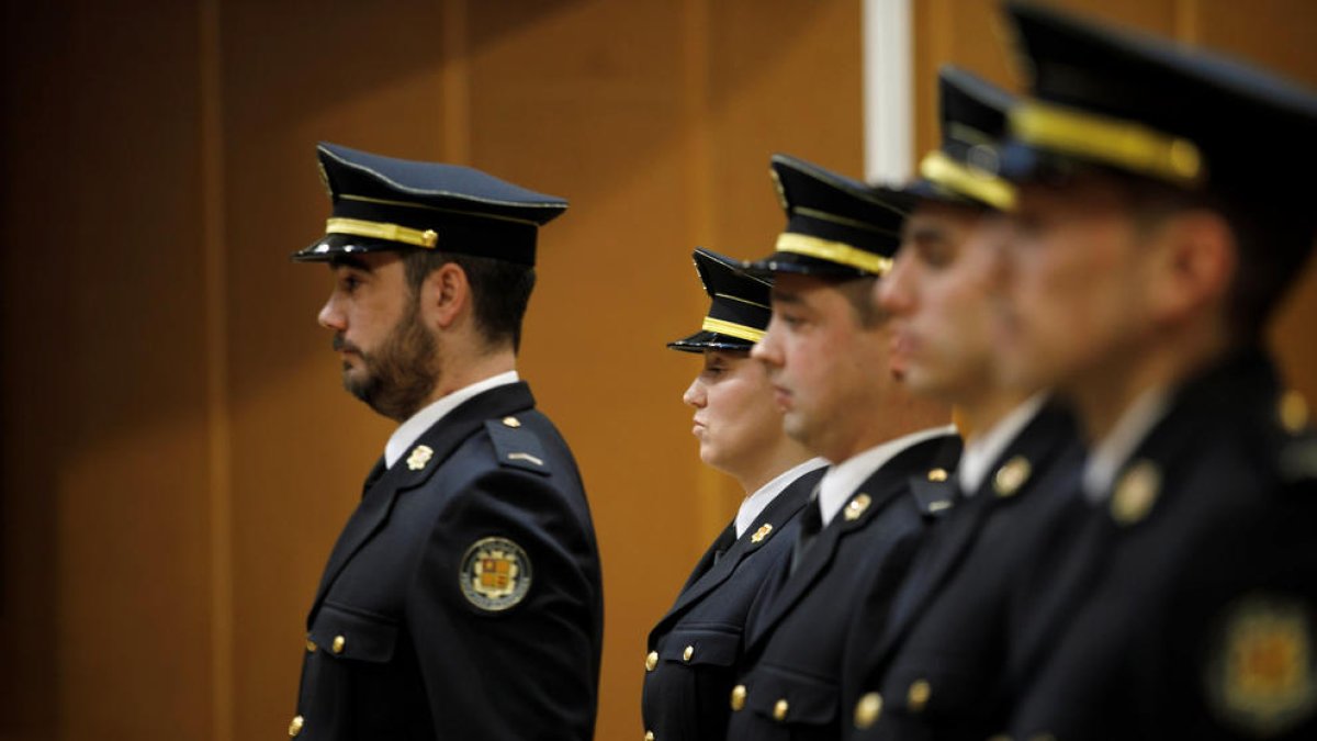 La policia incorpora deu agents, nou homes i una dona.