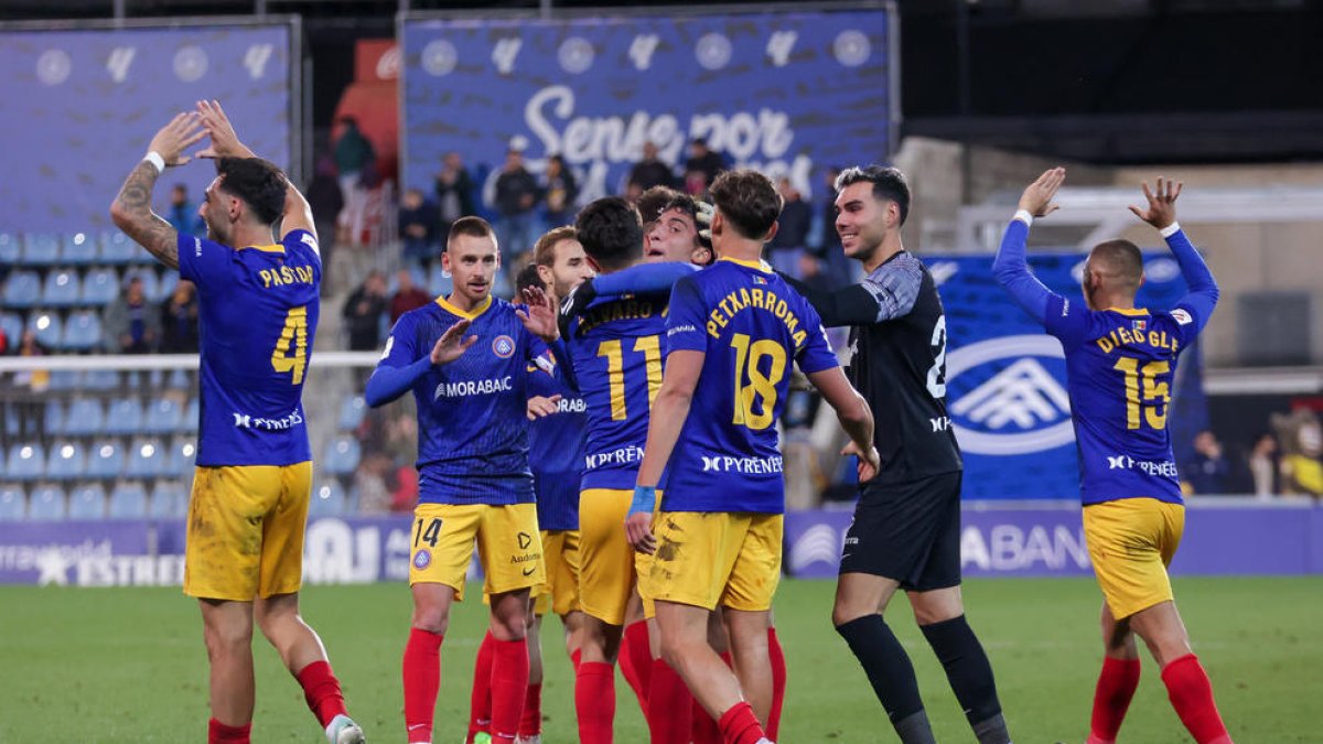 Els jugadors celebren el segon gol a l'Estadi Nacional, ahir.