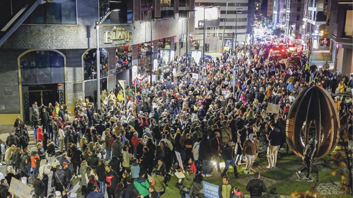 Una multitud de persones en la concentració a la plaça de la Rotonda, ahir.