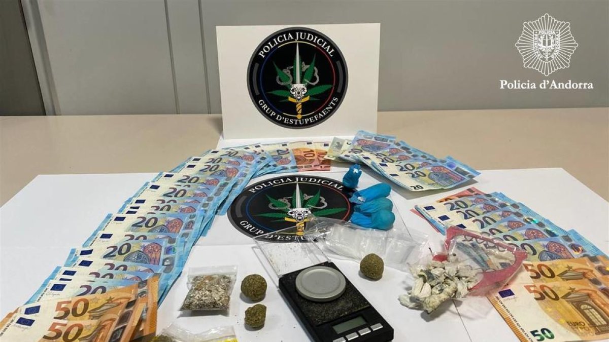 Droga, diners i estris comisats a nou turistes al Pas de la Casa