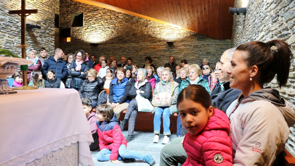 La cònsol major d'Encamp, Laura Mas, a l'església de Sant Jaume dels Cortals.
