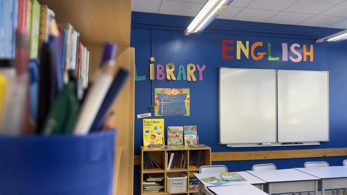 Una aula d'anglès d'educació primària de l'escola Sant Ermengol