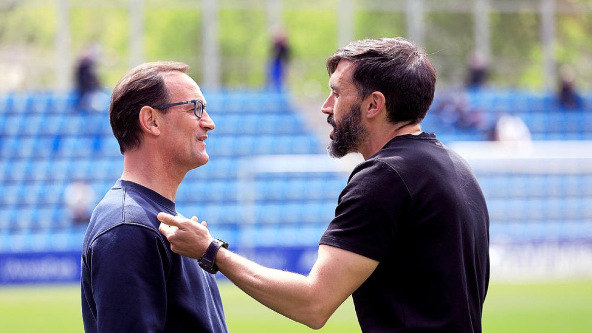 Eder Sarabia conversa abans del partit amb Joseba Exteberría, tècnic del Mirandés.
