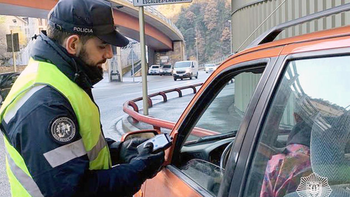 Un policia fent una prova d'alcoholèmia.