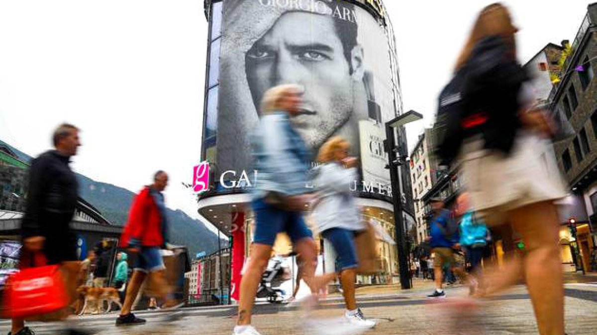 Turistes passejant per Andorra la Vella.