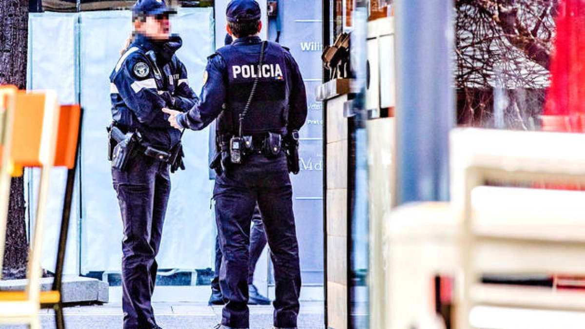 Dos agents de policia.