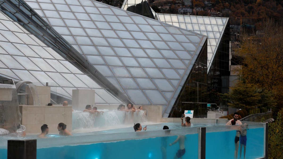 Clients a la piscina exterior de Caldea.