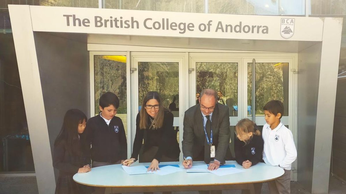 Signatura del conveni entre Unicef i el British College