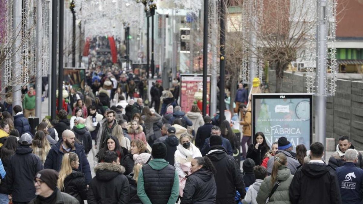 Turistes a l'avinguda Carlemany l'última setmana del 2022