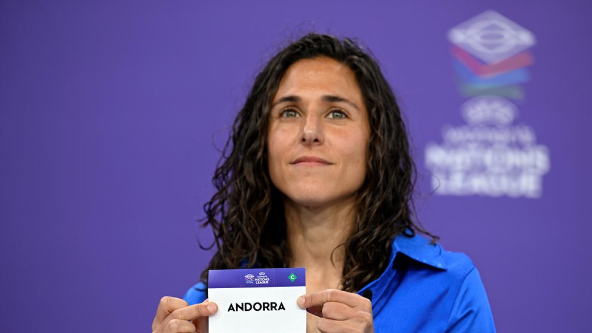 L'exfutbolista i actual ambaixadora de la UEFA, Vero Boquete, va treure la bola d'Andorra.
