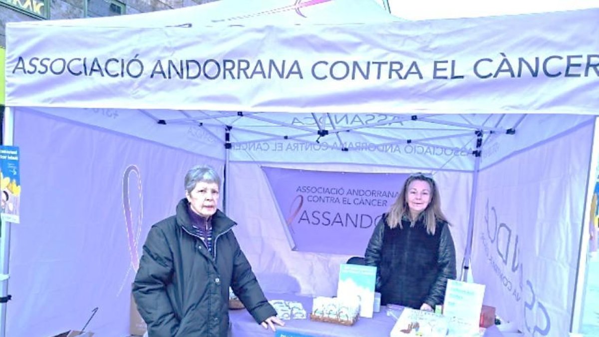 L'estand de l'Assandca per recaptar diners pel càncer infantil
