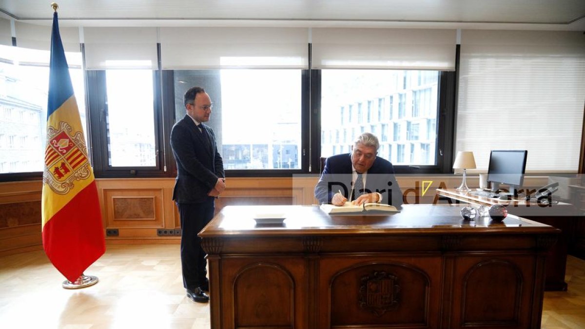 Espot rep al ministre d'Estat de Mònaco, Pierre Dartout, a l'edifici administratiu de Govern