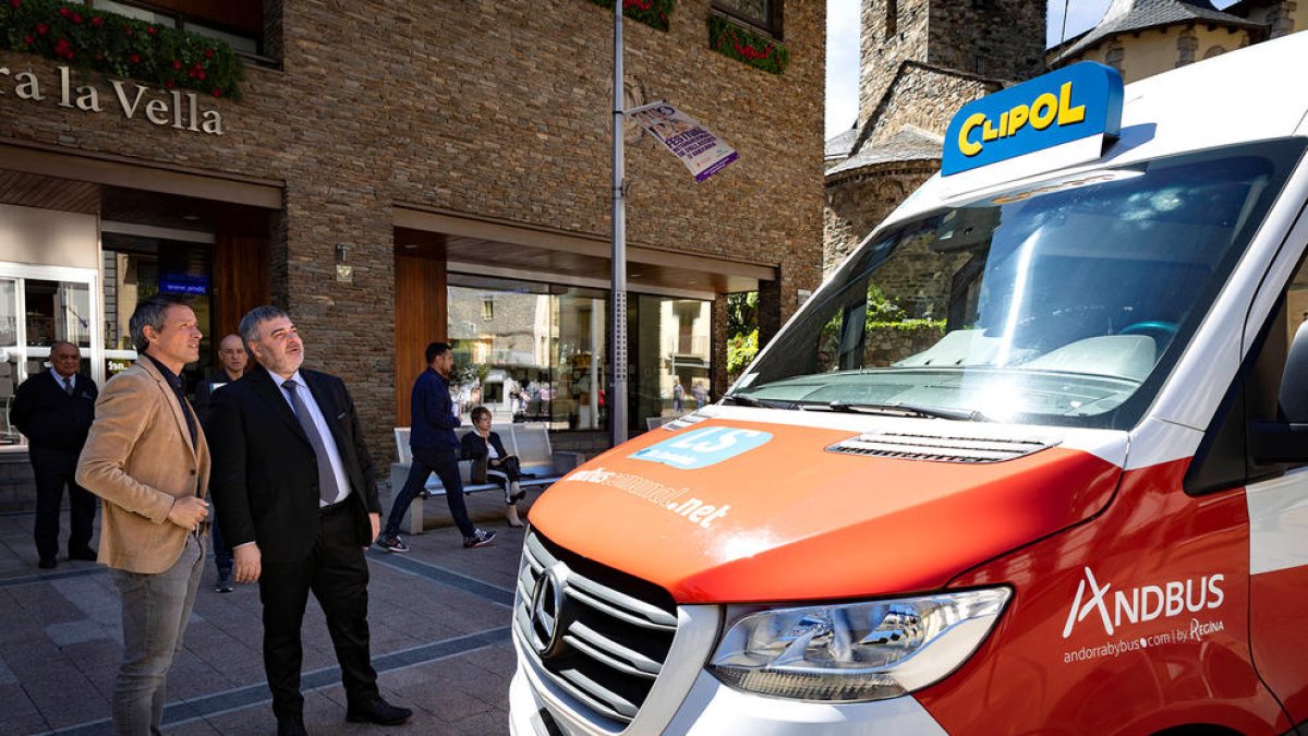 Astrié i Vinseiro, ahir amb l'autobús que té el rètol del Clípol.