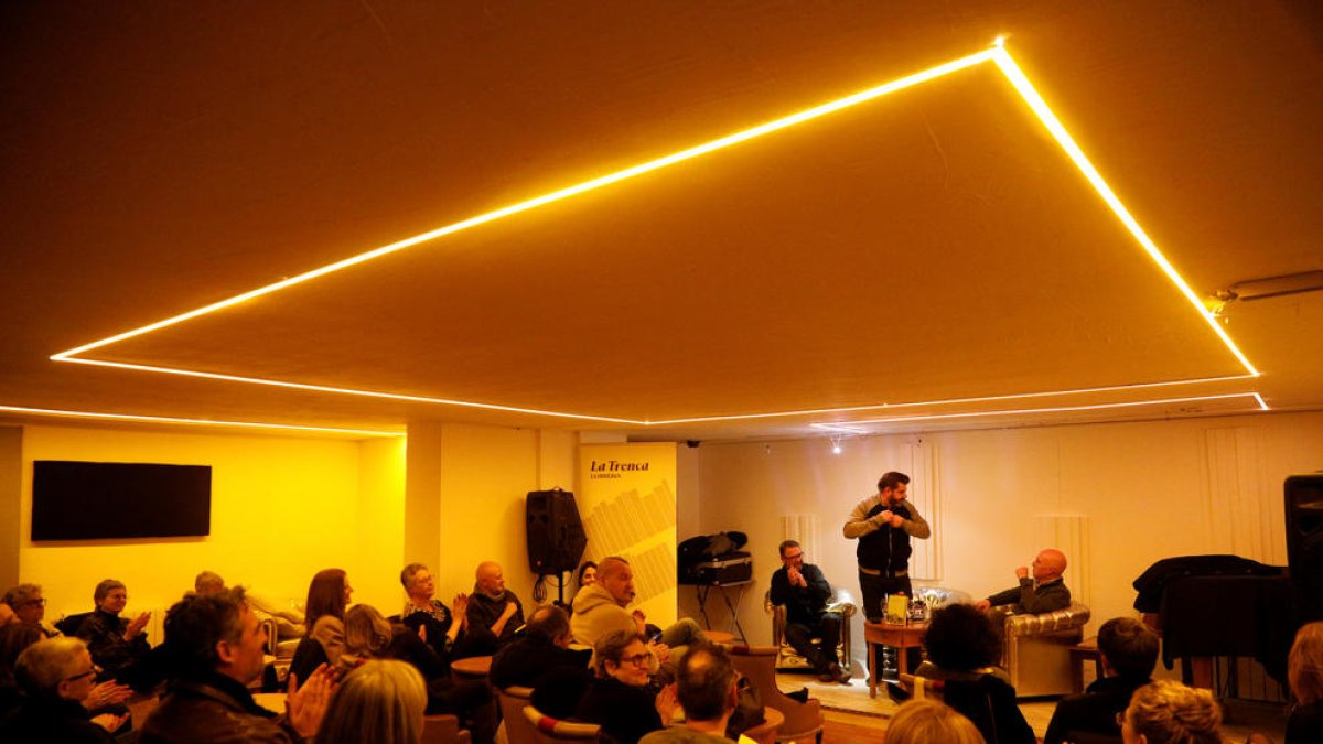 Presentació de la novel·la, ahir a la llibreria La Trenca.
