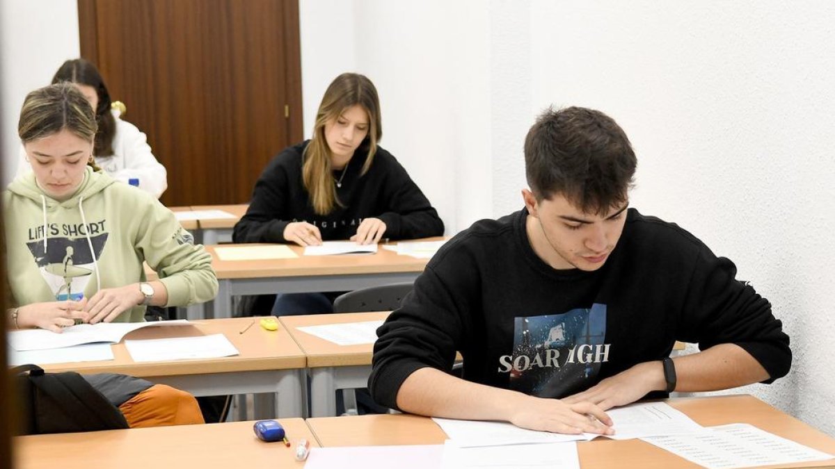 Alumnes fent avui les proves de batxillerat professional
