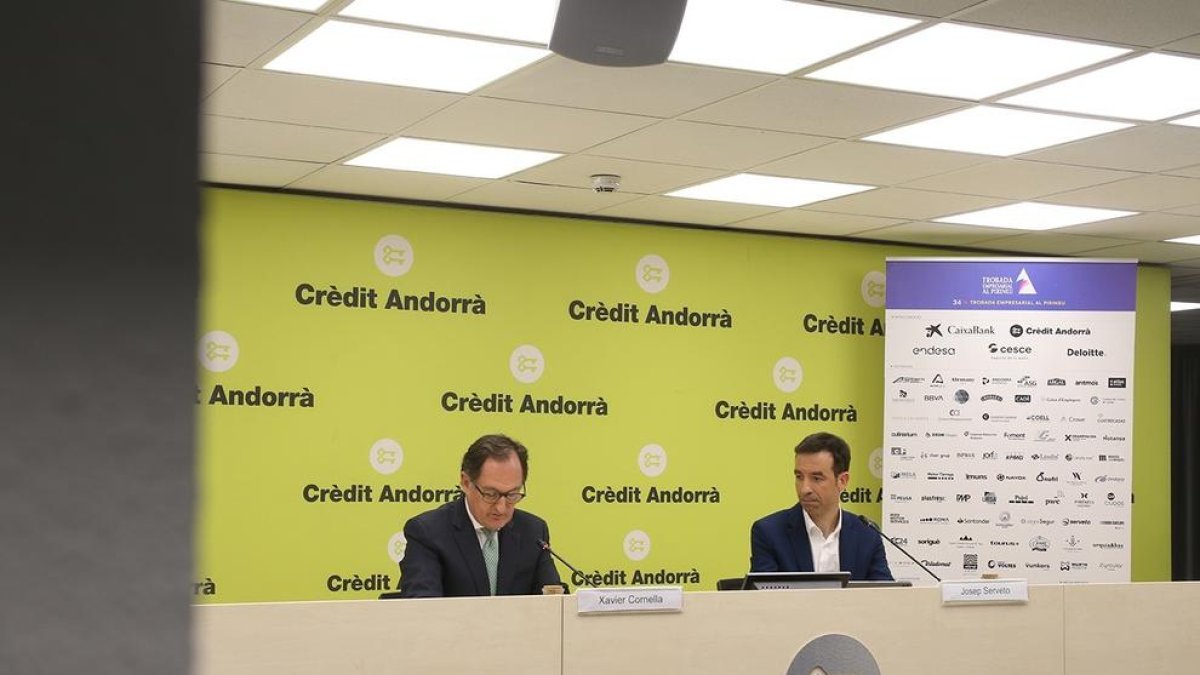 El conseller delegat de Crèdit Andorrà, Xavi Cornella, i el president de la trobada, Josep Serveto, en la presentació de la 34ena Trobada Empresarial al Pirineu