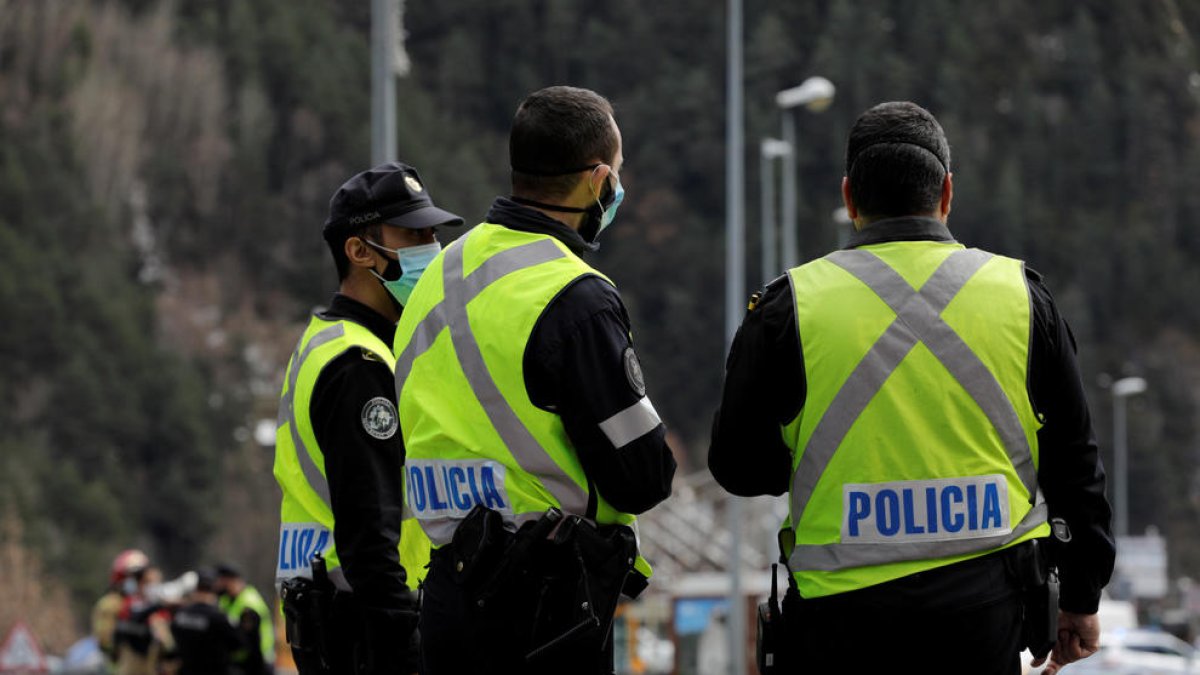 Agents de policia de servei.