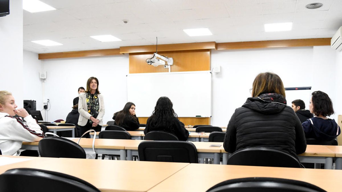 La ministra Vilarrubla visitant els alumnes que s'examinaven.