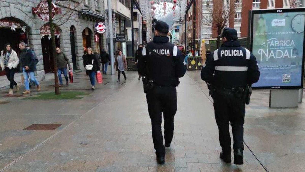 Una patrulla de la policia per l'avinguda Carlemany