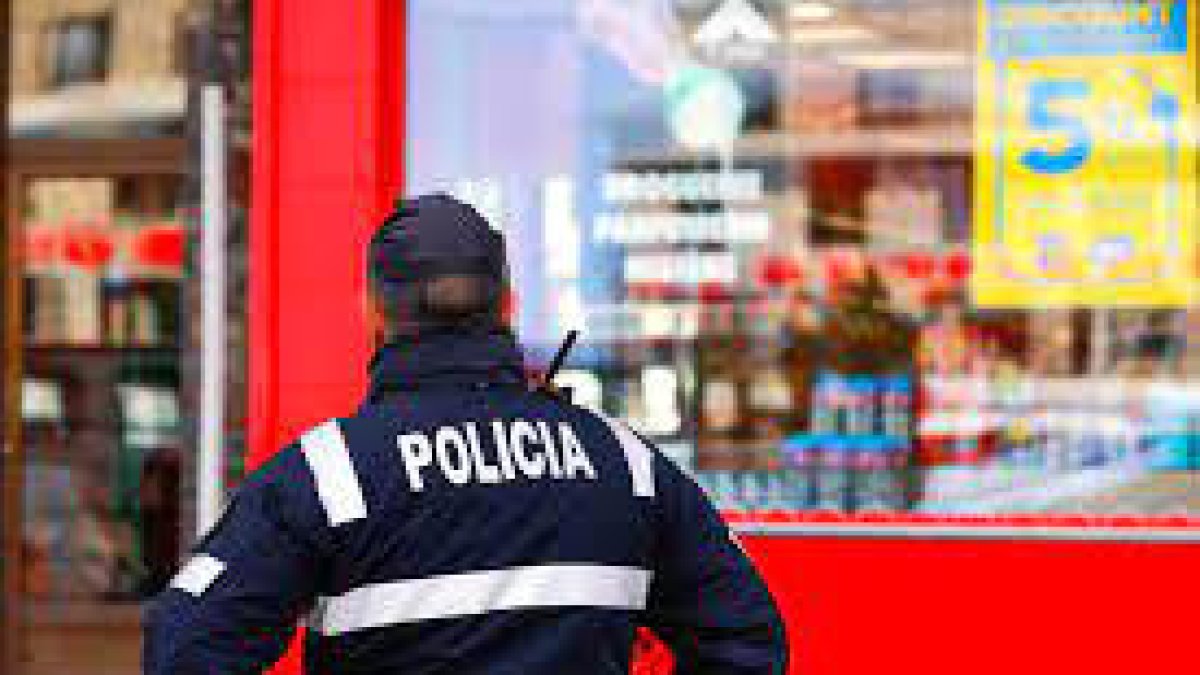 Un agent de la policia al Pas de la Casa.