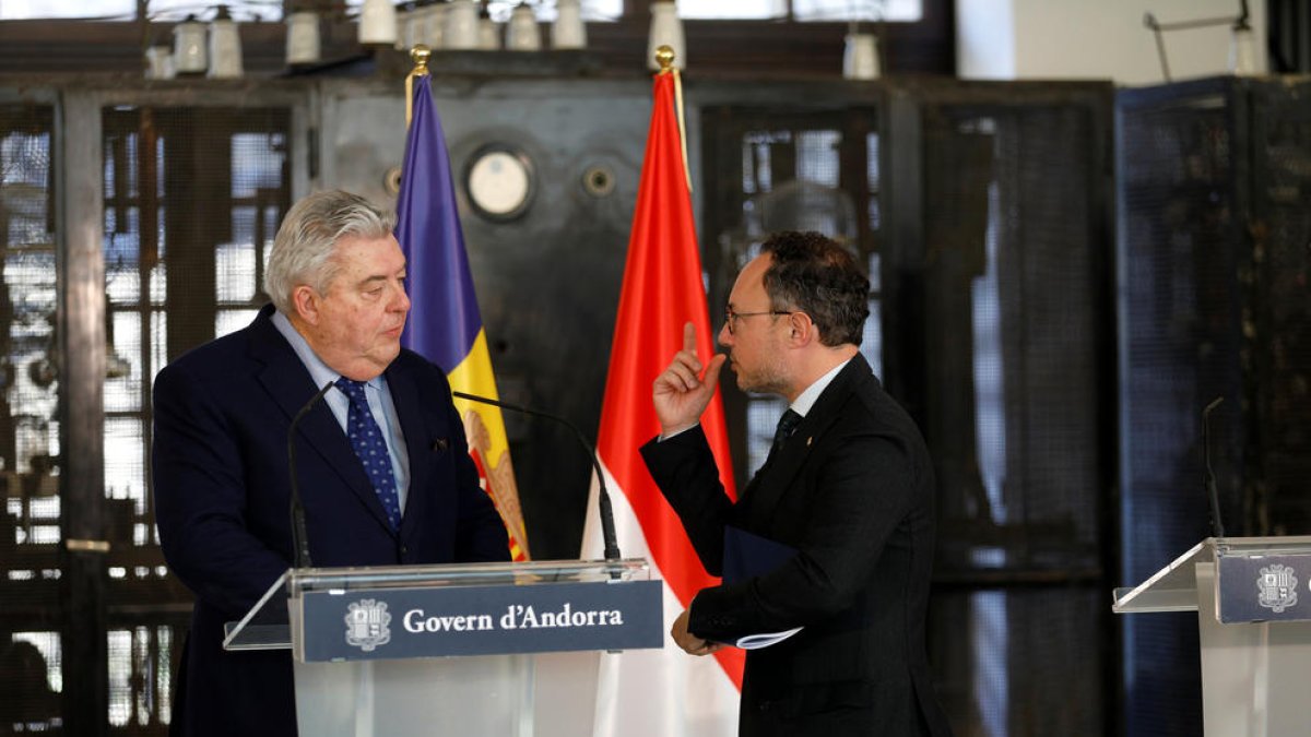 La trobada de la delegació d'Andorra i Mònaco, ahir a Radio Andorra.