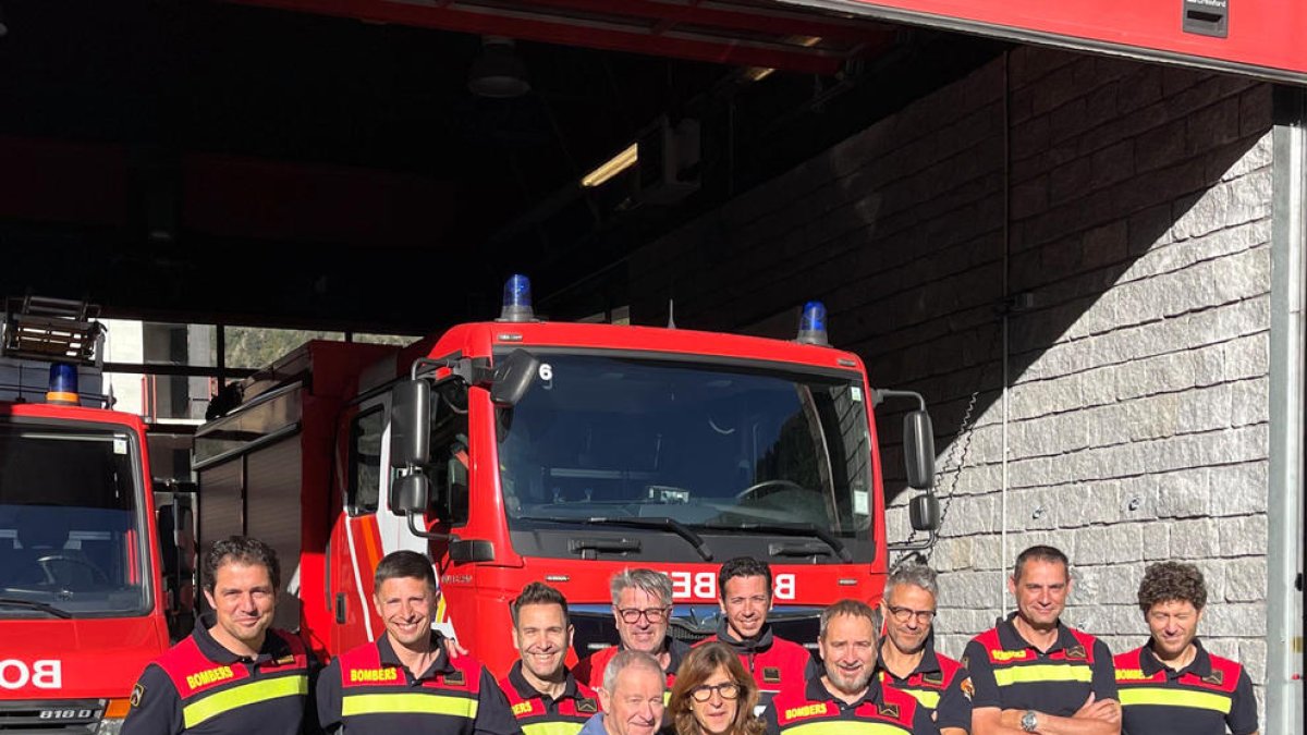 El Joan i la Rosa amb els bombers.