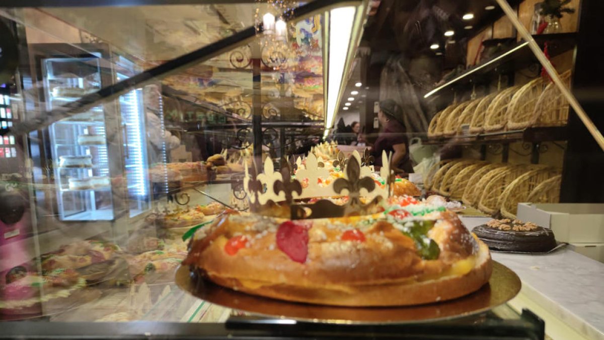 Un tortell de Reis amb la corona.