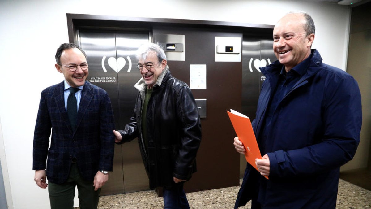 Espot rep els presentadors de la llista de DA, Ladislau Baró i Josep Maria Rossell.