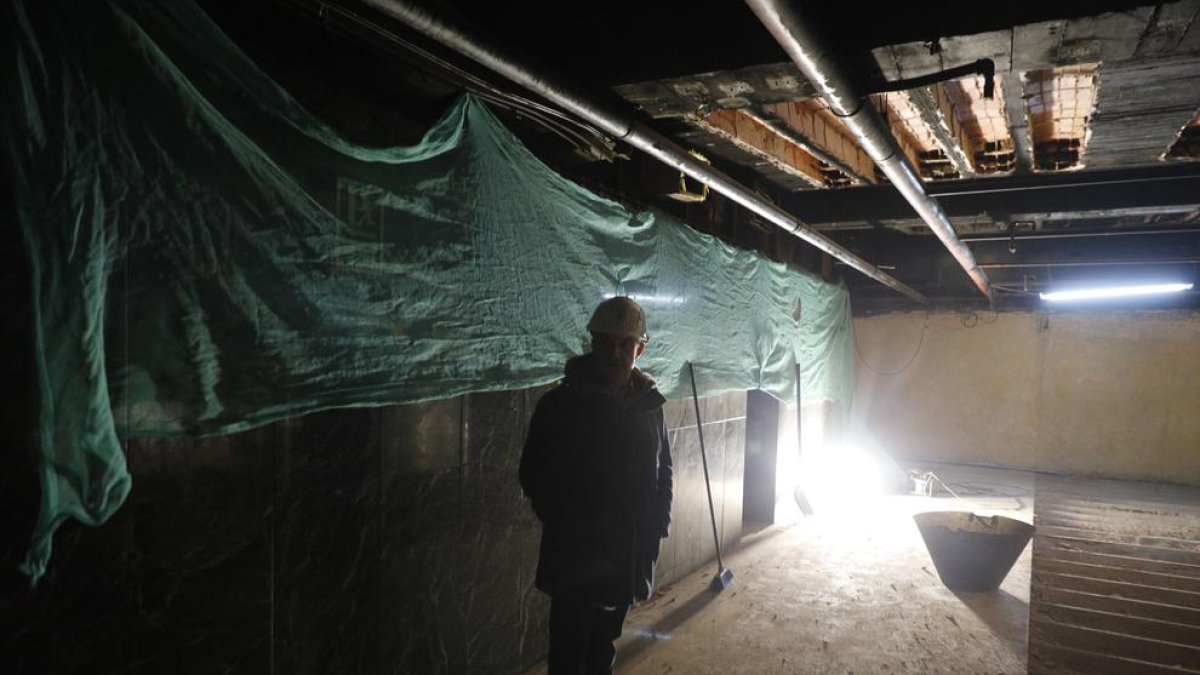 Josep Majoral en una sala afectada per l'incendi del Centre Cultural Lauredià