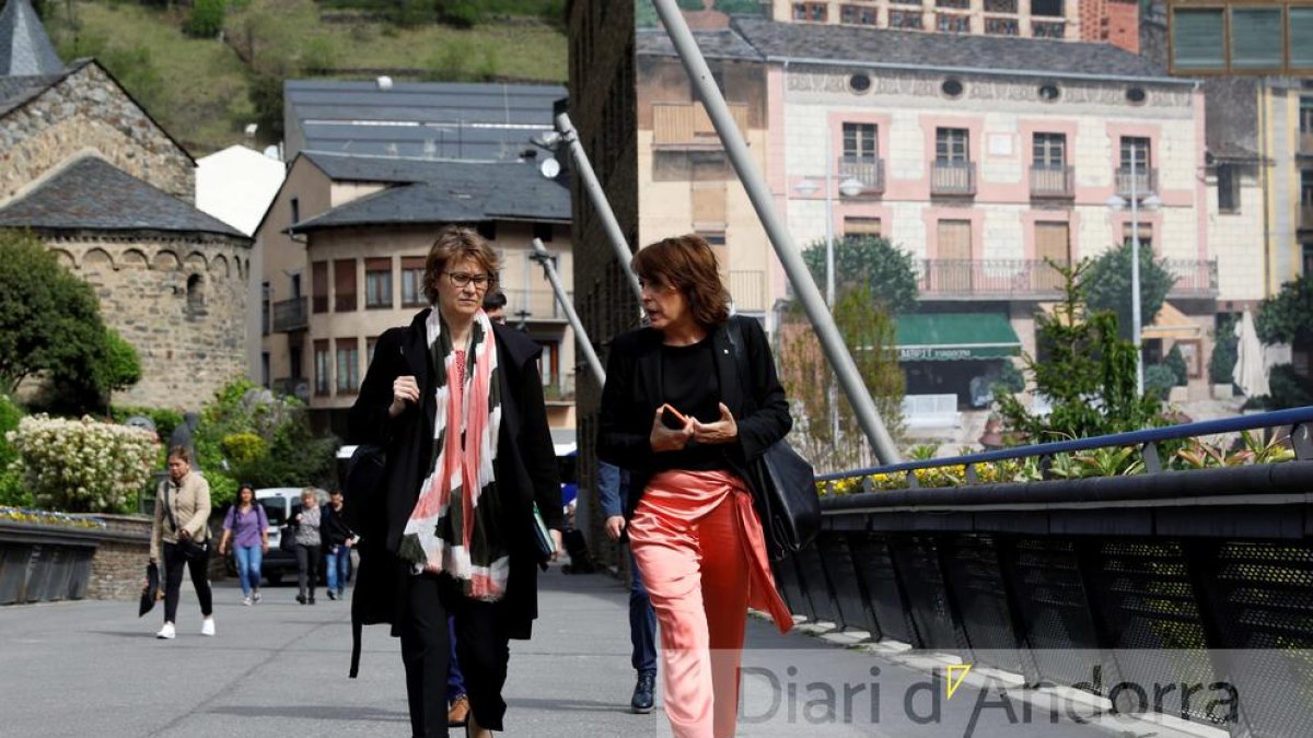 Meritxell Serret i Anna Vives arribant a la roda de premsa