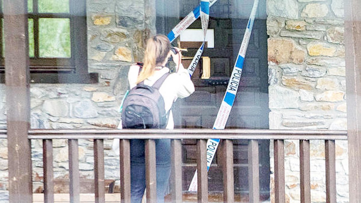 La porta precintada del domicili de la víctima l'endemà dels fets.