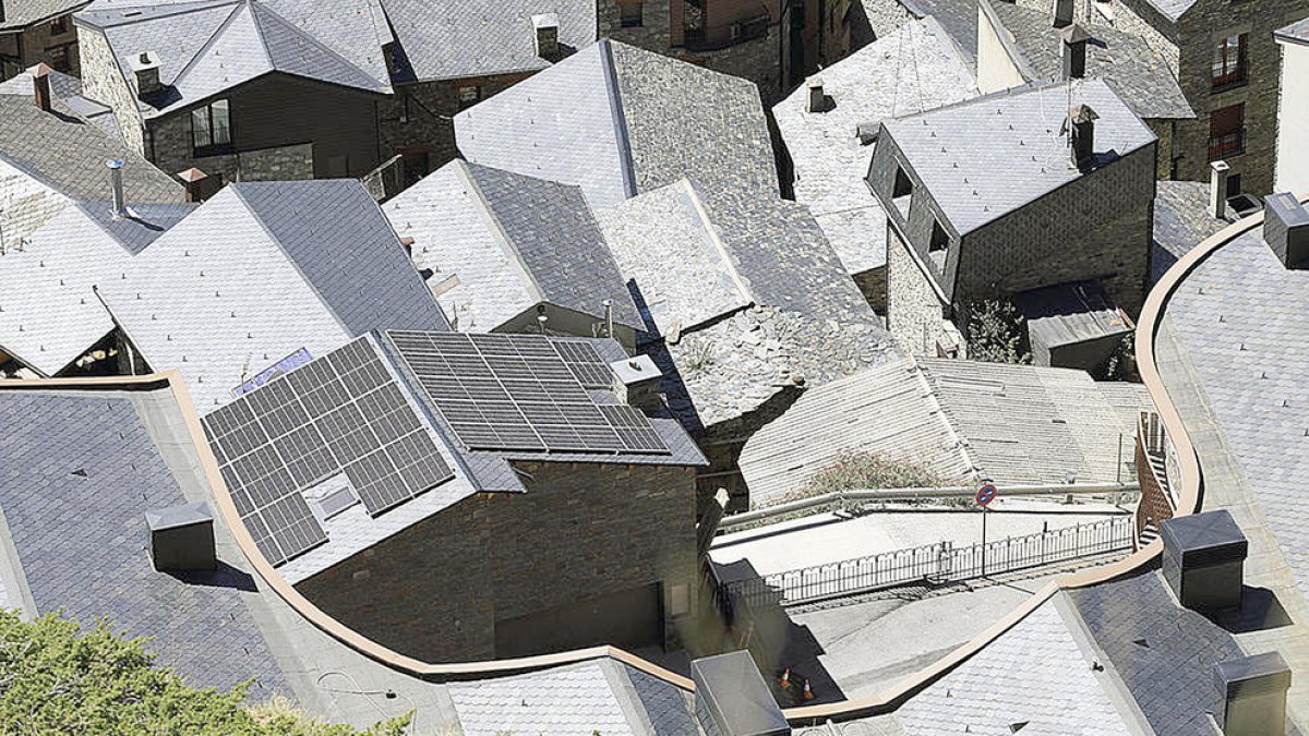 Un edifici amb plaques solars.